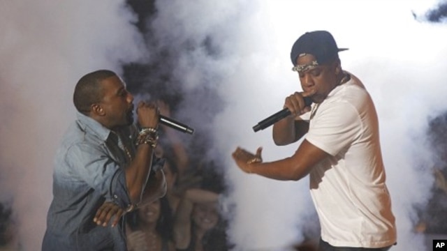 Singers Jay-Z (R) and Kanye West perform at the 2011 MTV Video Music Awards in Los Angeles, August 28, 2011.