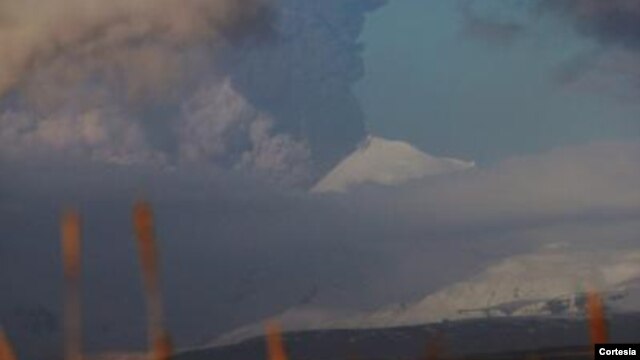 El volcán Pavlof en Alaska hizo erupción anteriormente en 2013.