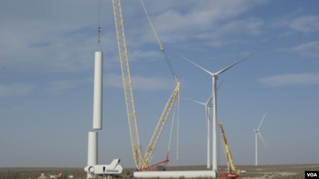 El parque eólico de Argentina, ubicado en la Patagonia, contará con un total de 43 molinos aerogeneradores, de los que ya se instalaron 28.