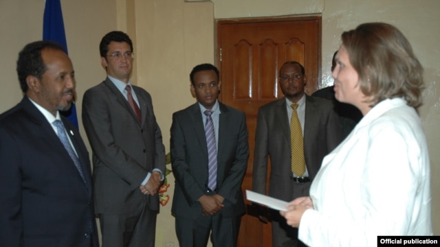 Madaxweynaha oo mid ka mid ah safiirada ka guddoomaya waraaqaha aqoonsiga