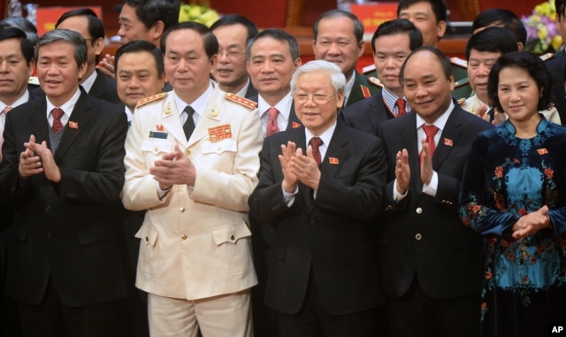 Newly re-elected Vietnam Communist Party General Secretary Nguyen Phu Trong, center front, flanked by Politburo members Tran Dai Quang, second left, Nguyen Xuan Phuc, second right, and Nguyen Thi Kim Ngan, right, at the closing ceremony in Hanoi, Jan. 28, 2016.