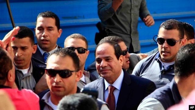 Ông Abdel-Fattah el-Sissi đến một trạm bầu cử tại thủ đô Cairo, Ai Cập, ngày 26/05/2014