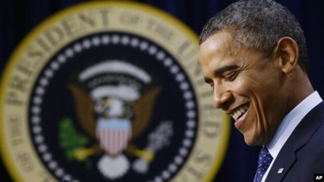 President  Obama tersenyum saat membicarakan masalah jurang fiskal di Gedung Putih pada 31 Desember 2012.