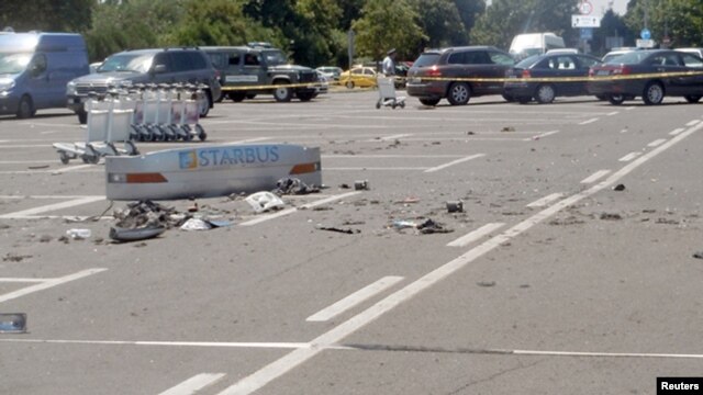 Los restos del bus que fue objeto de un atentado con bombas este juebes en la ciudad de Sofía, en Bulgaria.