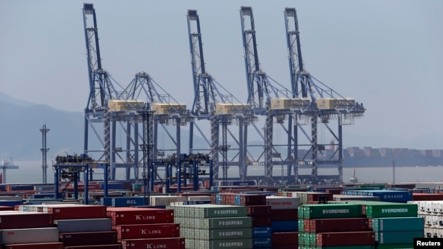 中国宁波港口等待出运的集装箱