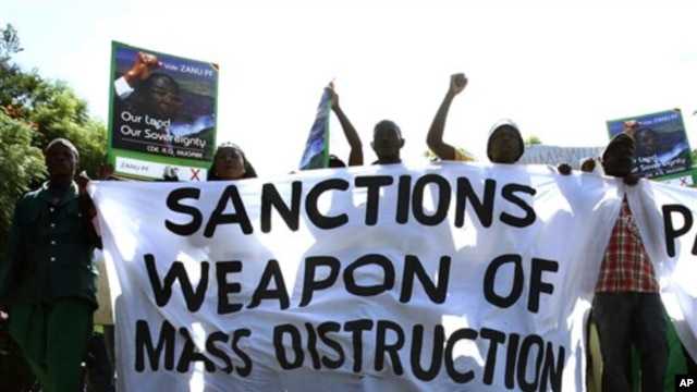 Zimbabwe's ruling party ZANU-PF war veterans march past the US Embassy holding placards condemning sanctions against their government in Harare, Zimbabwe, Apr 23, 2010 (file photo)