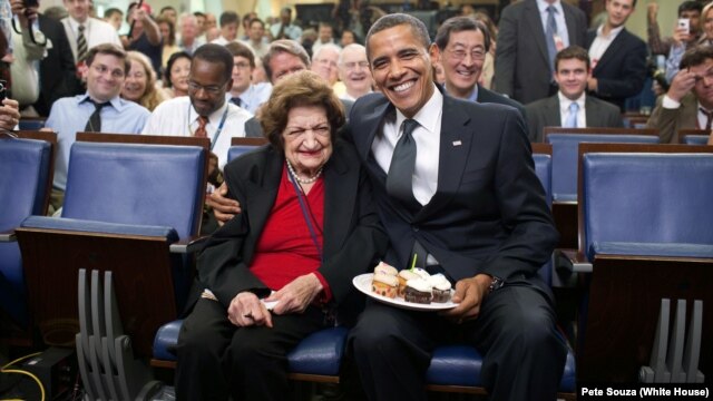 TT Barack Obama chụp hình với bà Helen Thomas nhân sinh nhật thứ 89 của bà vào ngày 4/8/2009 tại Tòa Bạch Ốc. 