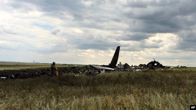 Phần còn lại của chiếc máy bay Il-76 bị bắn rơi tại sân bay gần Luhansk, Ukraine, 14/6/2014.