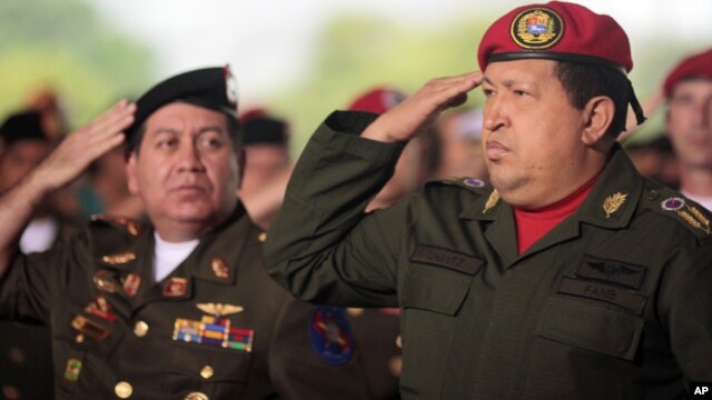 El presidente Hugo Chávez junto a su ministro de Defensa, el general Henry Rangel Silva (izquierda), uno de los presuntos implicados.
