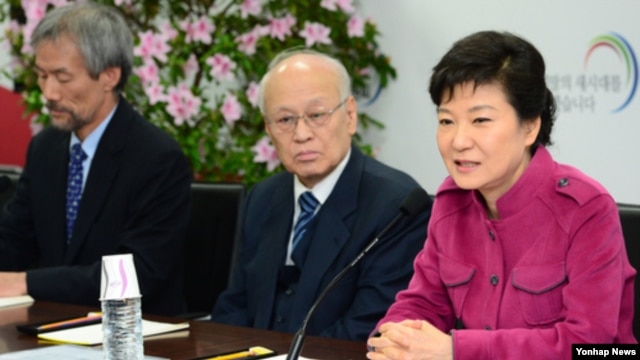 28일 한국 서울 인수위 회의실에서 열린 고용복지분과 토론회에 참석한 박근혜 대통령 당선인(오른쪽).
