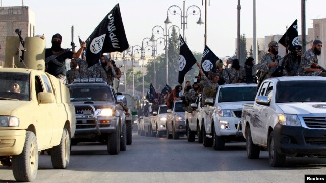 Chiến binh của nhóm IS trên đường phố thị trấn Raqqa, Syria.