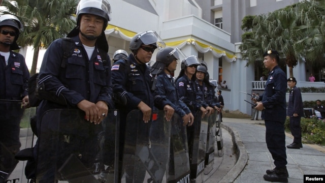 Riot policemen stand guard outside the Department of Special Investigation (DSI) in Bangkok, December 13, 2012. 
