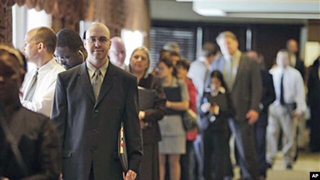Paul Fuller (L) stands in line along with many others to enter a job fair in Independence, Ohio, August 16, 2011. (file photo)