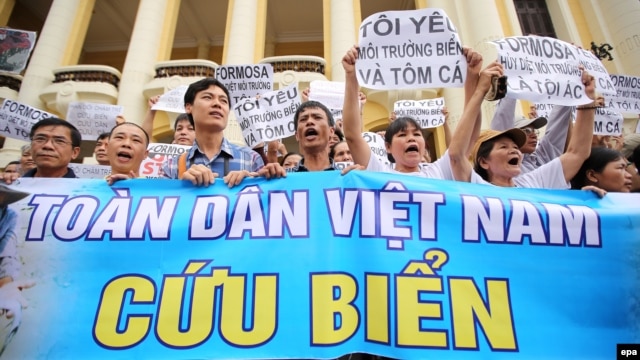 Người Việt xuống đường biểu tình phản đối vụ cá chết ở Hà Nội, ngày 1/5/2016.