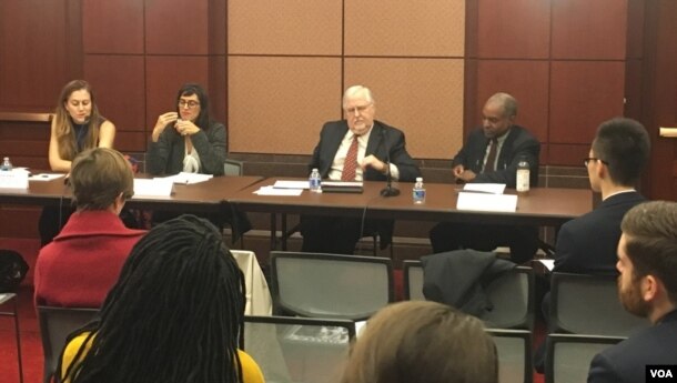 គណ:កម្មការ​សិទ្ធិមនុស្ស​នៃ​សភា​សហរដ្ឋ​អាមេរិក ​Tom Lantos ​បាន​រៀបចំ​ពិភាក្សា​អំពី​បញ្ហា​សិទ្ធិមនុស្ស​ក្នុង​ពិភពលោក​ នៅ​រដ្ឋធានី​វ៉ាស៊ីនតោន កាល​ពី​ថ្ងៃ​ព្រហស្បតិ៍​ ថ្ងៃ​ទី​៨ ខែធ្នូ​ ឆ្នាំ២០១៦។ (សុខ ខេមរា/VOA)