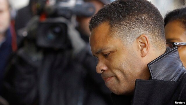 El excongresista Jesse Jackson Jr.entra a una corte de Washington.
