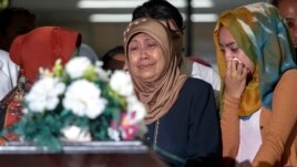 Các thành viên khác trong gia đình một hành khách xấu số trên chuyến bay Airasia QZ8501 khóc khi nhận hài cốt tại Bệnh viện Bhayankara ở Surabaya., 01 tháng 1 năm 2015.