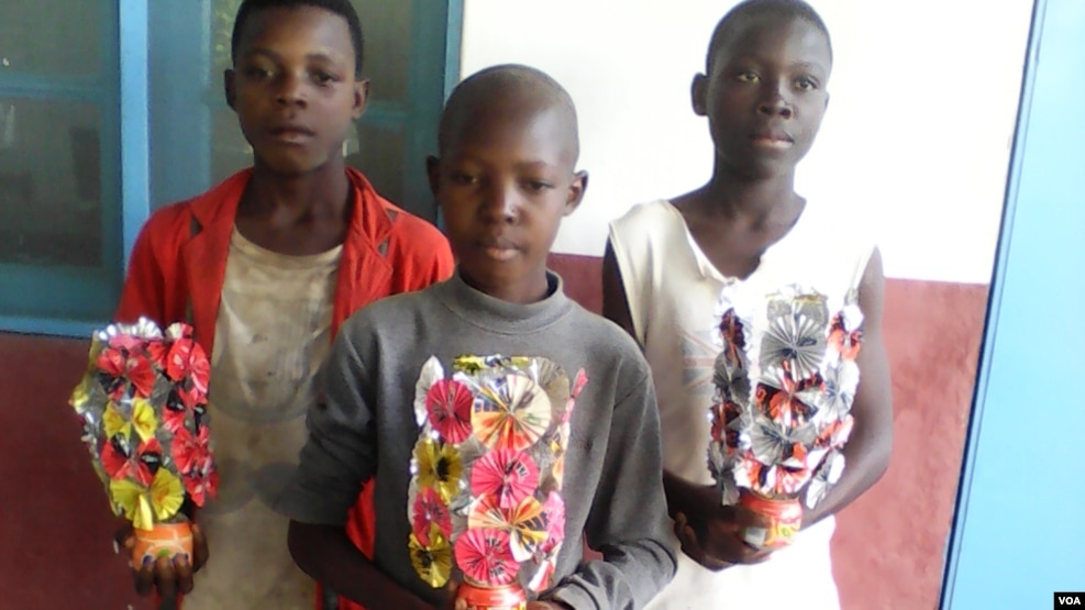 Jovens moçambicanos fazem arte com materiais recicláveis