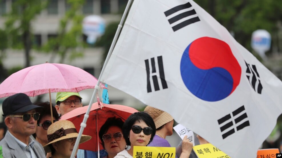 Manifestación a favor del despliegue de un sistema antimisiles por parte de Estados Unidos para contrarrestar la amenaza norcoreana.