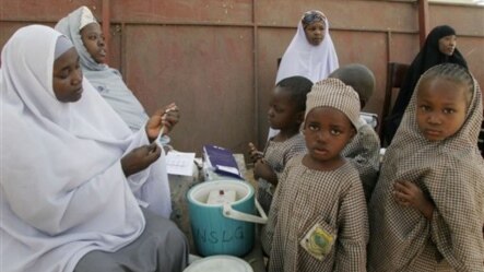 Para petugas kesehatan siap memberikan vaksin polio kepada anak-anak Afrika (foto: dok). 
