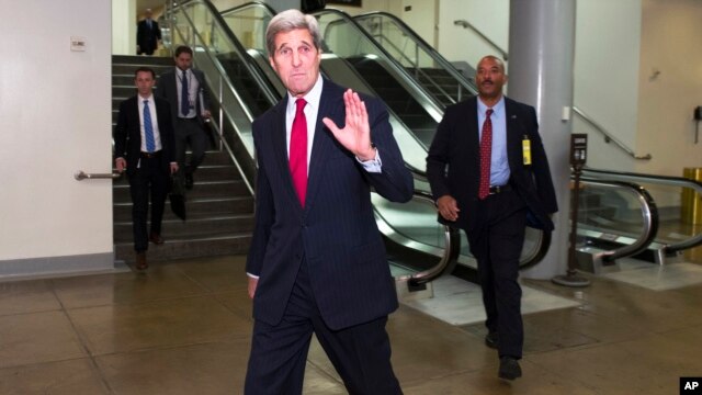 El secretario de Estado ,John Kerry, llega al Capitolio para informar a la Comisión de Relaciones Exteriores del Senado en una sesión a puertas cerradas sobre la respuesta de la administración Obama al conflicto sirio, el 27 de octubre de 2015.
