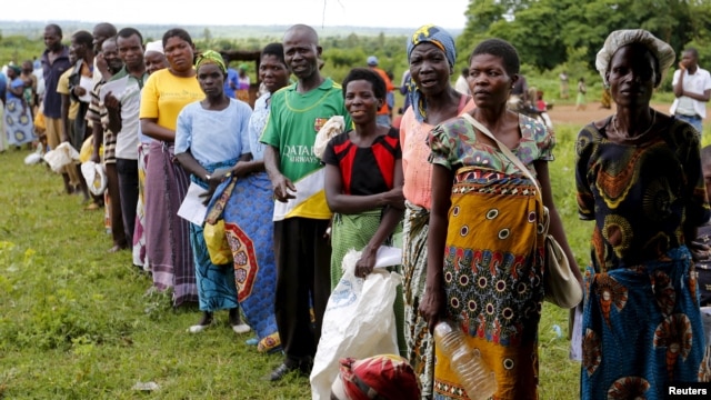 Malawians queue for food aid distributed by the United Nations World Food Program (WFP) in Mzumazi village near the capital Lilongwe, Feb. 3, 2016. 