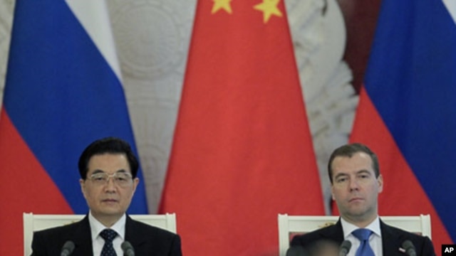 Russia's President Dmitry Medvedev (R) and his Chinese counterpart Hu Jintao attend a signing ceremony in Moscow's Kremlin, June 16, 2011
