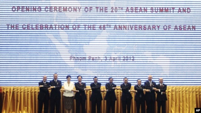 Presidents and prime ministers pose for a photograph during the opening ceremony of the 20th ASEAN summit and the celebration of the 45th Anniversary of ASEAN at the Peace Palace, in the Office of the Council of Ministers in Phnom Penh, April 3, 2012. 