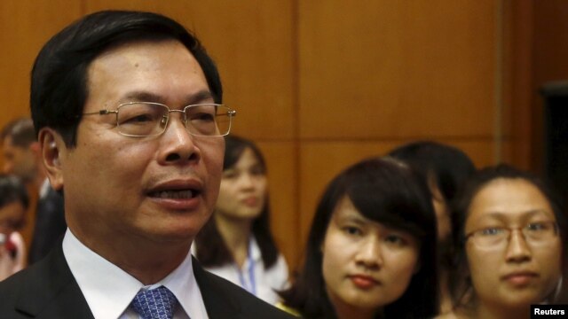 Cựu Bộ trưởng Công thương Vũ Huy Hoàng, vừa rời chức vụ cách đây 2 tháng, đã bị chất vấn về việc đưa con trai là Vũ Quang Hải vào các vị trí lãnh đạo trong bộ và trong doanh nghiệp nhà nước.