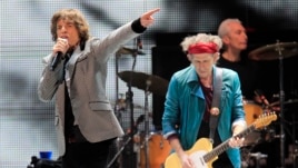 Mick Jagger (L) and Keith Richards perform onstage during the Rolling Stones final concert of their 