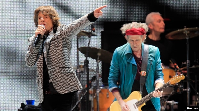 Mick Jagger (L) and Keith Richards perform onstage during the Rolling Stones final concert of their 