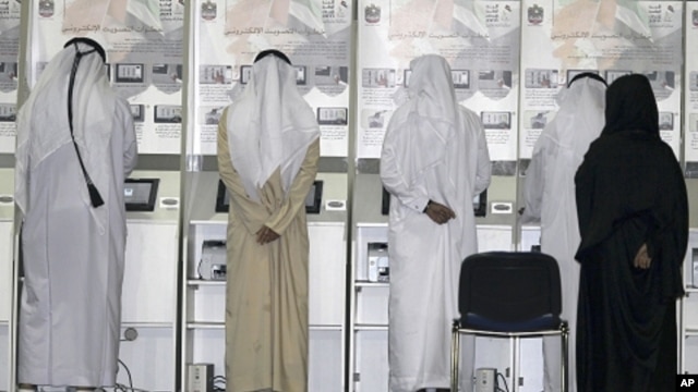 Emiratis cast their votes at a voting station in Dubai, ahead of the Federal National Council elections, September 24, 2011.