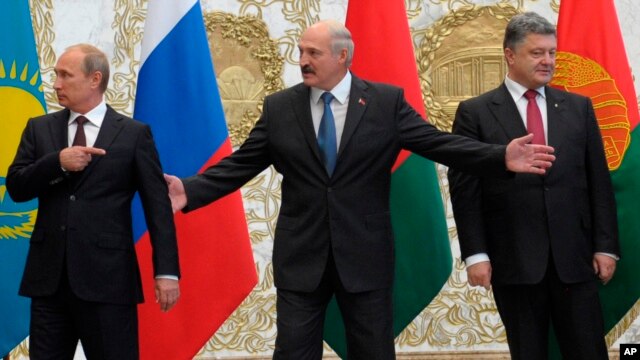26일 블라디미르 푸틴 러시아 대통령(왼쪽)과 페트로 포로셴코 우크라이나 대통령(오른쪽)이 벨라루스 민스크에서 회동했다.