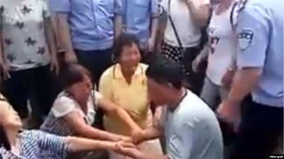 河北省邢台官员下跪视频截图