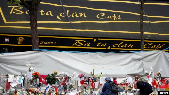 Mọi người tưởng nhớ các nạn nhân trước cửa quán Bataclan Cafe sau cuộc tấn công khủng bố Paris.