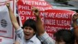 Người Việt ở Philippines xuống đường biểu tình trước Lãnh sự quán Trung Quốc tại Makati, hình chụp ngày 16/5/2014. Sự hợp tác Hà Nội-Manila đã nở rộ từ khi hai bên gạt sang một bên những sự bất đồng về các tuyên bố chủ quyền chồng chéo ở quần đảo Trường Sa, để cùng nhau hợp tác chống chọi với Trung Quốc.