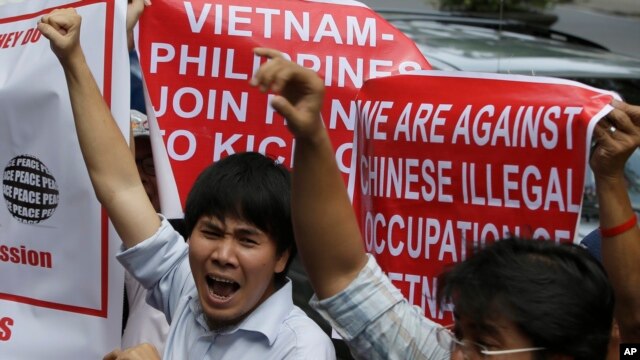 Những người Việt Nam sống tại Philippines hô to khẩu hiệu trước Lãnh sự quán Trung Quốc tại quận tài chính Makati để phản đối hành động đặt giàn khoan của Trung Quốc hồi gần đây trong vùng lãnh hải tranh chấp ở Biển Đông, gần quần đảo Hoàng Sa, 16/5/2014. 