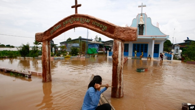 Dân chúng Campuchia dùng thuyền để di chuyển trong vùng bị nước lụt