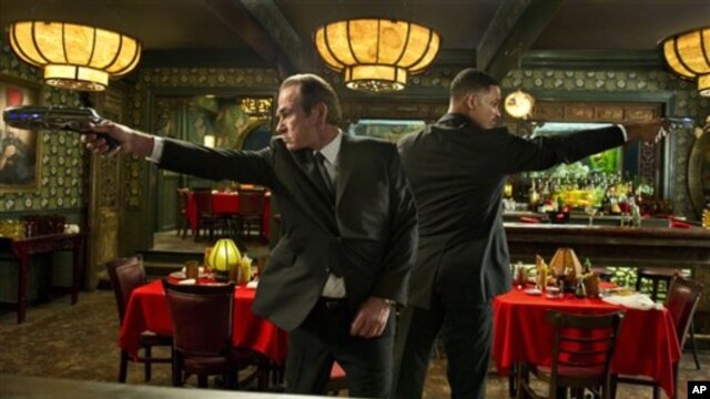 Las populares estrellas Will Smith y Tommy Lee Jones retomaron los papeles de dos agentes secretos que luchan contra especies alienígenas que habitan la Tierra.