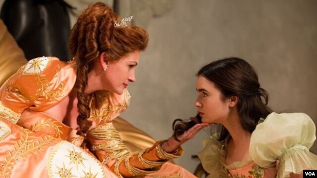Julia Roberts y Lily Collins en "Mirror Mirror" (Foto de Jan Thijs– ©2012 Relativity Media, LLC)