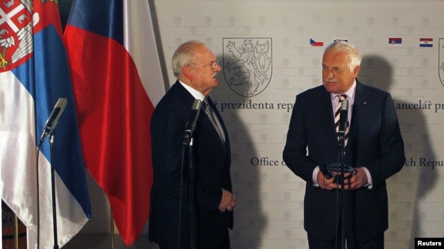 Slovak President Ivan Gasparovic, left, and Czech President Vaclav Klaus, presidential residence, Lany, near Prague, Feb. 18, 2012.