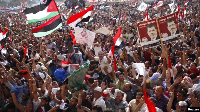 Supporters of Muslim Brotherhood's presidential candidate Mohamed Morsi celebrate his victory at Tahrir Square in Cairo, June 24, 2012. 