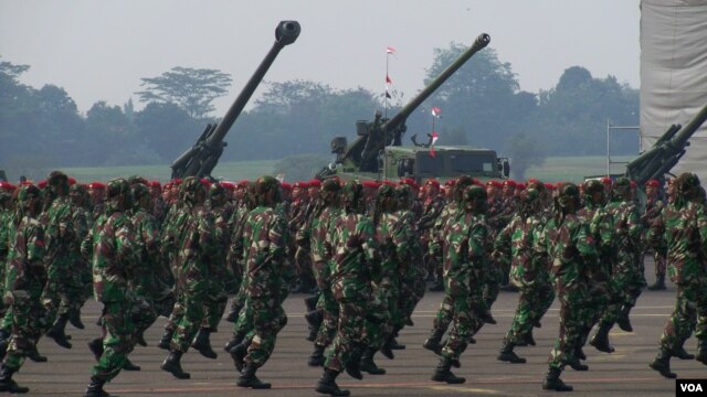 Pameran kekuatan pasukan TNI AD dalam Peringatan HUT TNI ke 67 di Bandara Halim Perdanakusuma Jakarta, 5 Oktober 2012 (foto: VOA/Andylala). 