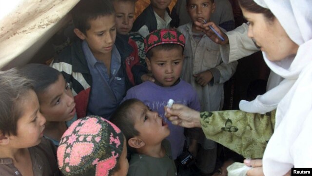 Anak-anak Afghanistan menerima vaksin polio dari seorang perawat di kamp pengungsi dekat kota Peshawar, Pakistan (foto: dok). Amnesty International mendesak perlindungan terhadap orang tua dan anak-anak di kamp-kamp pengungsi pada musim dingin.