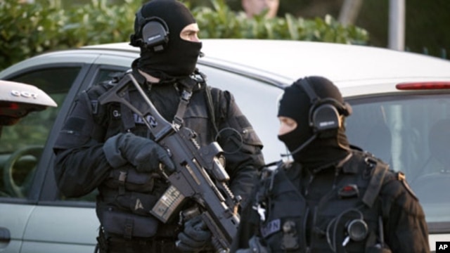Policemen (GIPN) take part in a search in Coueron, western France as part of dawn raids in several French cities, March 30, 2012.