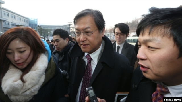 8일 출근하는 길에 기자들의 질문공세를 받는 최대석 ㄱ이화여대 교수. 한국 대통령직 인쉬위 대변인은 최대석 외교국방통일분과 위원이 12일 사의를 표명했다고 밝혔다.(자료사진)