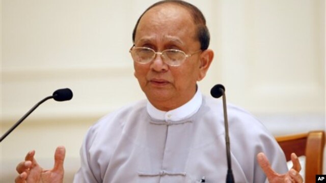 Tổng thống Miến Điện Thein Sein nói chuyện trong cuộc họp báo tại Dinh Tổng thống ở Naypyitaw, Miến Điện 21/10/12