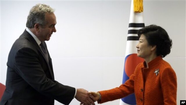 16일 한국 서울에서 미국 정부 대표단을 이끄는 커트 커트 캠벨 미 국무부 차관보(왼쪽)와 접견한 박근혜 한국 대통령 당선인. 