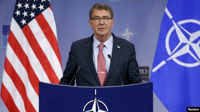El secretario de Defensa de EE.UU., Ash Carter, habló en una conferencia de prensa tras una reunión de Ministros de Defensa de la OTAN en Bruselas, el jueves, 8 de octubre de 2015.