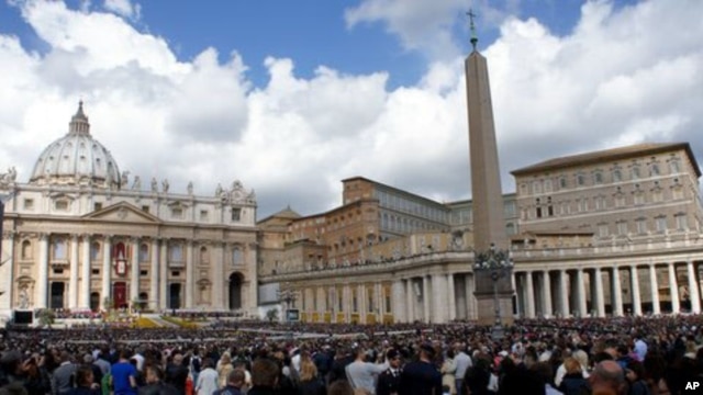 Thousands gather in St. Peter's Square as Pope Benedict celebrates Easter Mass, Vatican City, Sunday,  8 April, 2012.         